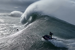 Les meilleurs surfeurs du monde profitent de la houle impressionnante à Nazaré !