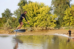 Du surf foil sur un mascaret