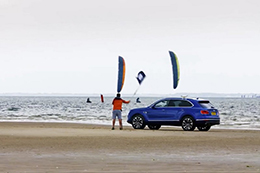 2 kitesurfeurs VS Bentley Bentayga V8