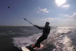 Le roi des Belges fait du kitesurf !