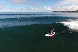 L’extra-terrestre Laird Hamilton en SUP foil