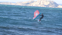 Tom Auber en wingfoil à Marseille